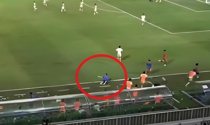 KHÔNG CÓ TRÊN TIVI: Trợ lý U19 Việt Nam bị cầu thủ Indonesia xô ngã gây phẫn nộ