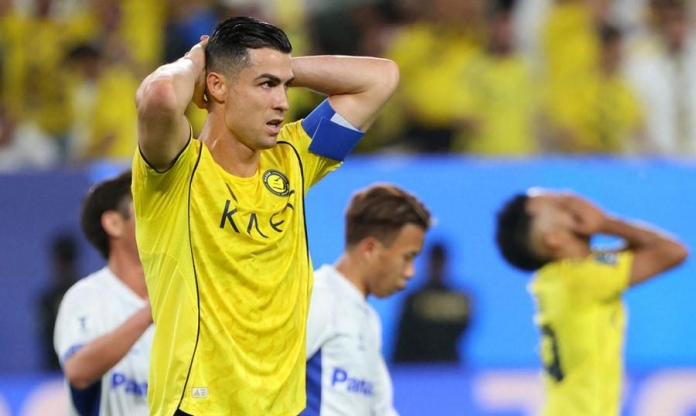 Bom tấn 150 triệu Euro nóng lên, Ronaldo sắp đón đối thủ cực gắt