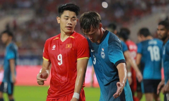 Đình Bắc bị ngôi sao cao gần 2m của Indonesia vượt qua tại AFF Cup
