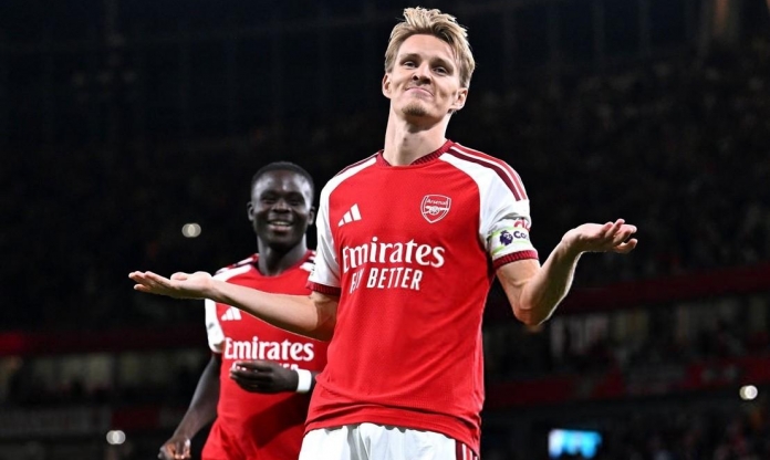 Arsenal nghiền nát Coventry, nhà vô địch gửi lời cảnh báo cực gắt