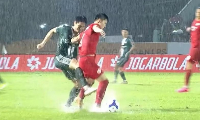 NÓNG: Ban kỷ luật VFF sẽ họp vụ Tấn Sinh đá thô bạo vào chân Đình Bắc
