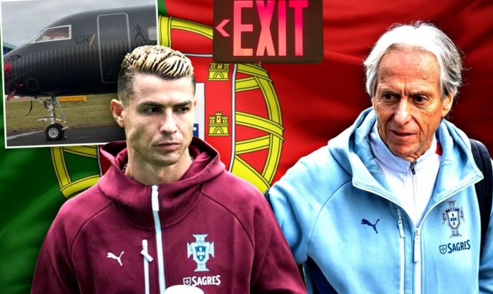 CĐV Bồ Đào Nha đồng loạt réo tên HLV Jesus khi Ronaldo rời tuyển