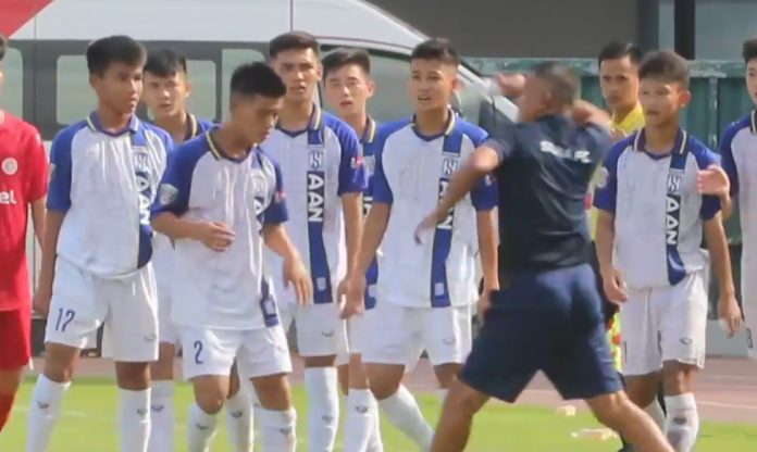 Học trò ăn mừng khiêu khích đối thủ, HLV U15 SLNA 'dạy dỗ' ngay trên sân