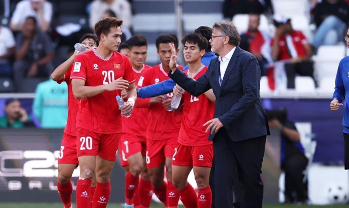Bùi Hoàng Việt Anh chia sẻ kỷ niệm chạnh lòng với HLV Troussier tại Asian Cup