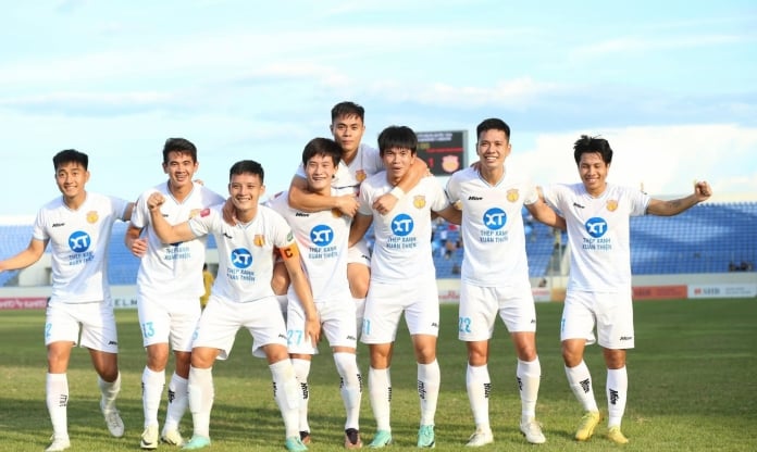 Tân vương Nam Định hạ màn V-League bằng chiến thắng đậm