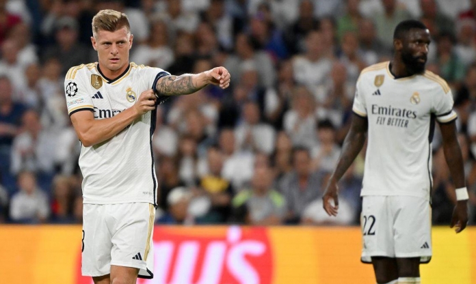 Kroos bảo vệ Rudiger sau hành động ném đá trọng tài