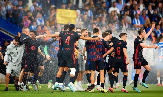 Barca bị Espanyol 'chơi khăm', xịt nước không cho ăn mừng vô địch