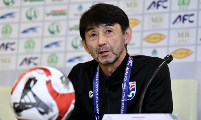 HLV ĐT Thái Lan đổ lỗi mặt sân về trận thua trước đội hạng 142 FIFA