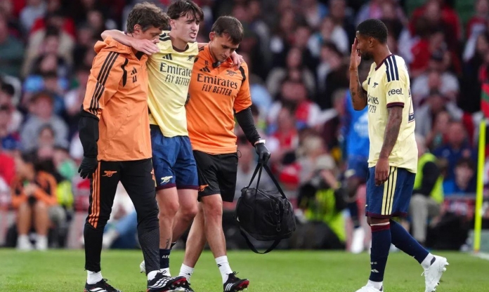 CĐV Arsenal đồng loạt nhắc đến “lời nguyền hậu vệ phải” sau cú sốc 9 phút,