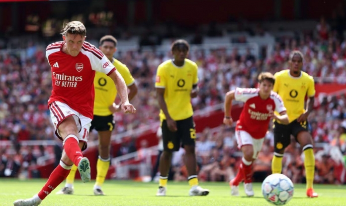 Arsenal gục ngã trước Dortmund sau màn rượt đuổi kịch tính tại Emirates Cup
