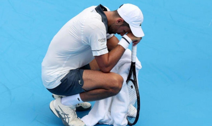 Djokovic gặp sự cố đáng lo, thua sốc ngay trận đầu tại Cincinnati