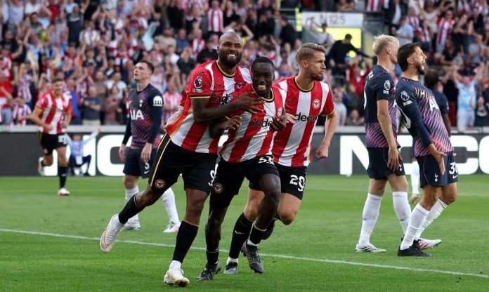 Tottenham thảm bại toàn tập trong ngày mở màn Premier League