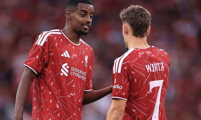 Huyền thoại MU 'sấy thẳng' cặp bom tấn 241 triệu bảng của Liverpool