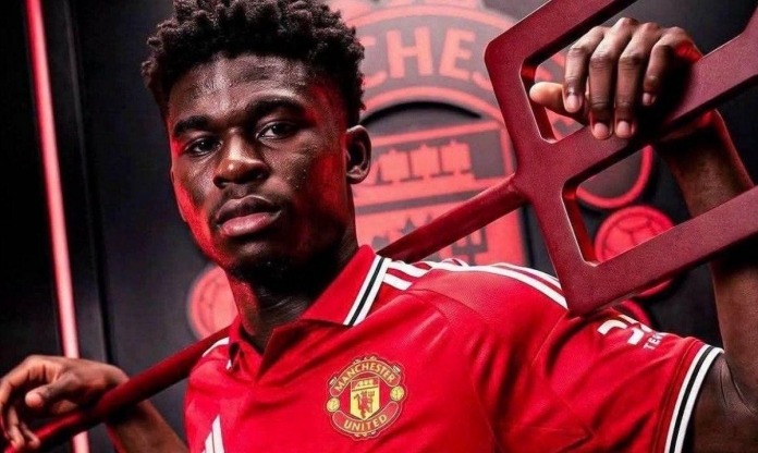 MU trao 'biểu tượng di sản' của Van Persie và Solskjaer cho tân binh Baleba