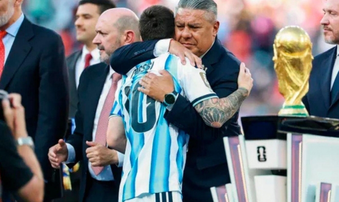 Chủ tịch LĐBĐ Argentina nghẹn ngào tiễn Messi: “Năm tháng trôi qua, huyền thoại còn mãi”