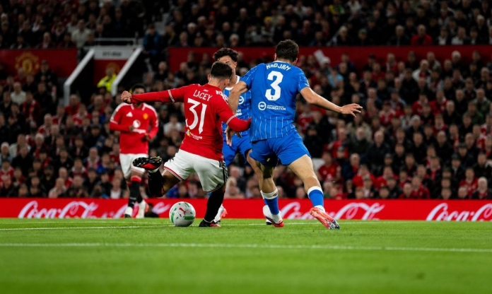 1 ngôi sao MU được HLV Carrick đặc biệt ca ngợi giữa đêm buồn Old Trafford