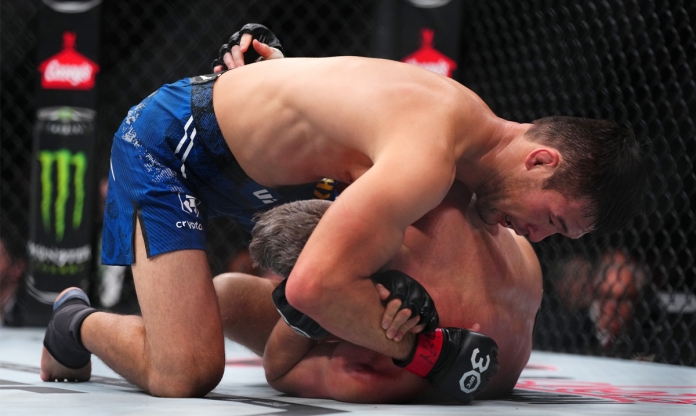 Shavkat Rakhmonov giành chiến thắng tại UFC 296 với cái chân bị trật mắt cá