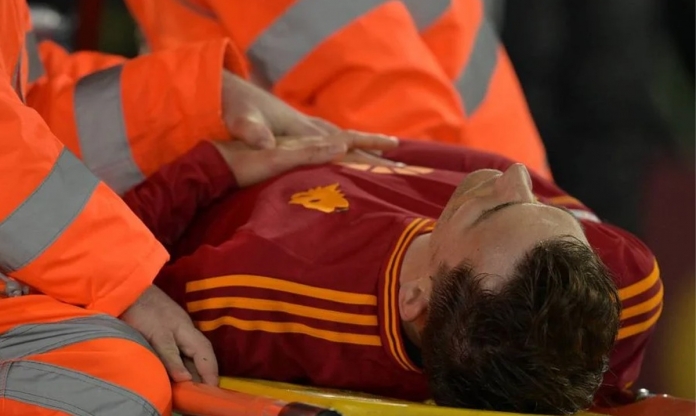 Sao Roma nhập viện khẩn cấp sau pha va chạm với cầu thủ Nhật Bản