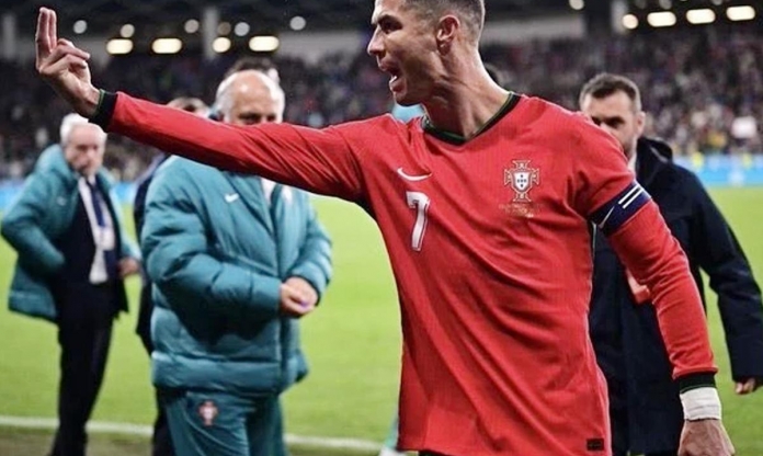 Ronaldo nổi nóng đòi 2 quả 11m cho Bồ Đào Nha ở trận thua Slovenia