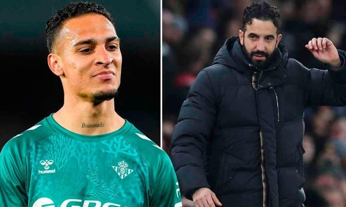 Antony và nghịch lý: Bay cao ở Betis, tắt điện tại MU