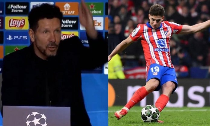 Diego Simeone bức xúc: 'Ai thấy Alvarez chạm bóng 2 lần giơ tay lên'