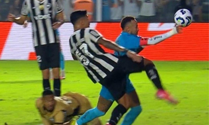 Neymar phá vỡ im lặng sau pha dùng tay chơi bóng lộ liễu