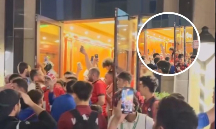 Cầu thủ Jordan đến chúc mừng và cảm ơn U23 Việt Nam