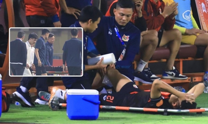 Trụ cột U23 Việt Nam báo tin buồn, nằm cáng rời sân