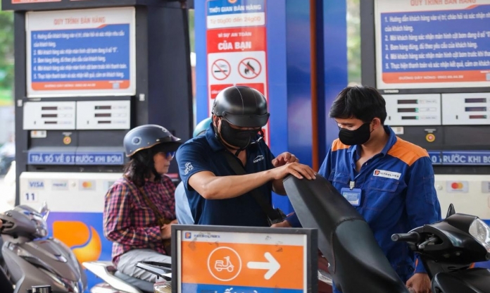 Giá xăng dầu hôm nay 28/3: Thế giới tăng giá hơn 5%