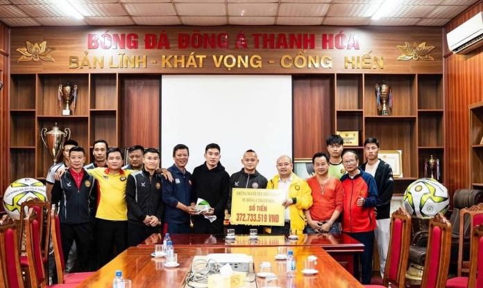 Doãn Ngọc Tân xúc động trước món quà đặc biệt từ CĐV Thanh Hóa