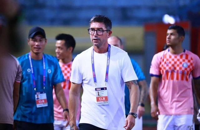 HLV Harry Kewell bức xúc sau tình huống khiến Hà Nội FC thua đau