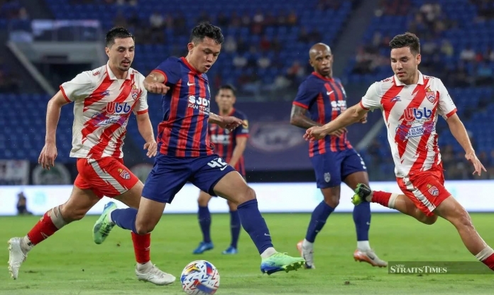 Lần đầu trong lịch sử, cặp song sinh Malaysia cùng ra sân đấu ĐT Việt Nam?