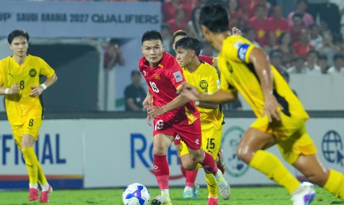 Quang Hải báo tin dữ cho HLV Kim Sang Sik