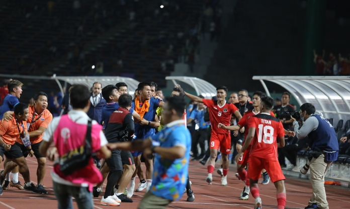 CĐV Indonesia tiếp tục 'tấn công' U22 Thái Lan sau trận chung kết