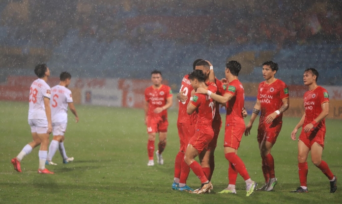 Quang Hải chưa đá, CAHN vẫn vươn lên ngôi đầu V-League