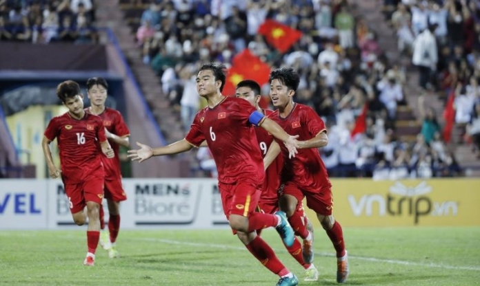 Đội Việt Nam gọi thần đồng 17 tuổi đá V-League