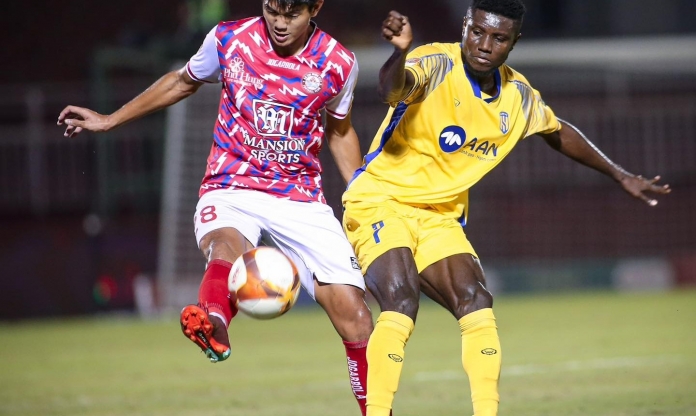 Bị thủng lưới theo cách khó tin, SLNA thua đau TP HCM