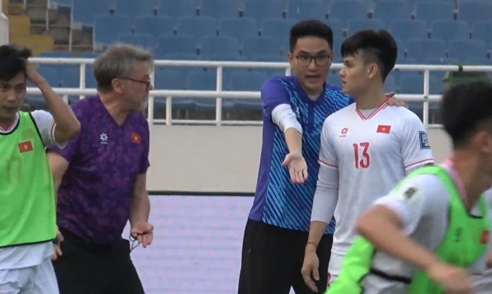 HLV Troussier gặp riêng 1 cầu thủ ĐT Việt Nam
