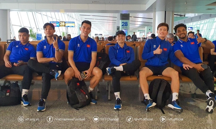 VIDEO: Xuân Son hào hứng cùng ĐT Việt Nam sang Lào đá AFF Cup