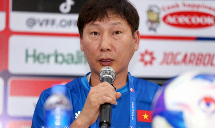 HLV Kim Sang Sik nói thẳng lý do không tin dùng cầu thủ trẻ