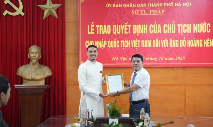 Tiền vệ Hendrio chính thức nhận quốc tịch Việt Nam
