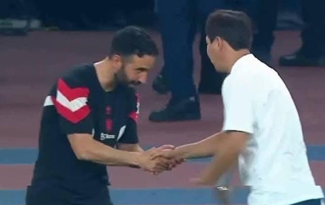 Nhìn Amorim bị sa thải, lại thấy phục HLV Kim Sang Sik