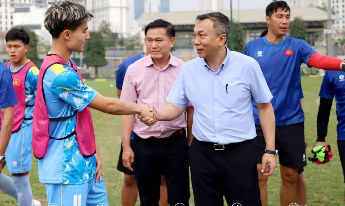 Chủ tịch VFF có hành động đặc biệt với hàng loạt thần đồng Việt kiều