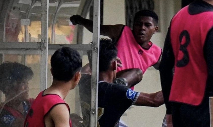 Thần đồng Indonesia xin lỗi sau khi đá đối phương như phim chưởng