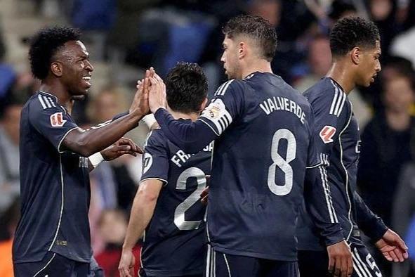 Real Madrid thắng dễ Espanyol, Barca chưa thể vô địch sớm
