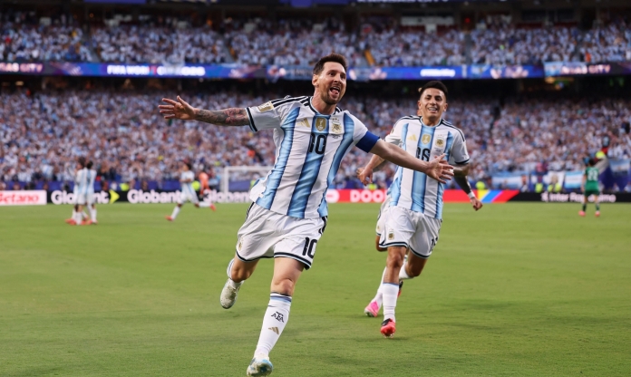 Bị Messi 'hành hạ', hậu vệ Algeria nói thẳng 1 điều về GOAT bóng đá