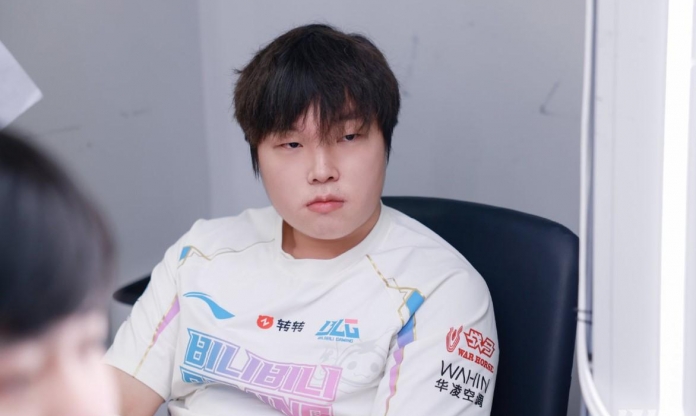 BLG Bin gửi lời 'yêu thương' tới T1 ngay sau khi vô địch LPL