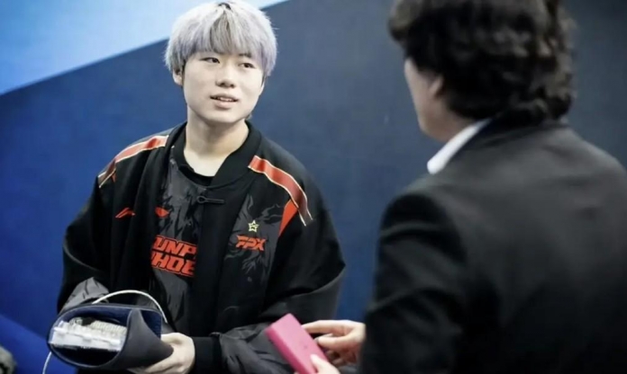 Bị cấm thi đấu vì tiêu cực, tuyển thủ LPL tiếp tục vướng bê bối nhạy cảm với fan nữ