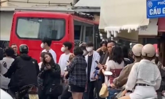 Faker cùng tổ đội T1 có màn 'náo loạn' Phố Cổ Hà Nội khiến fan phấn khích