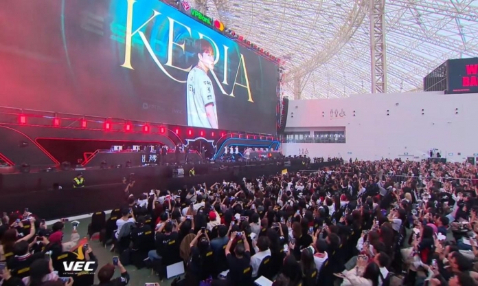 Fan LCK ngỡ ngàng khi thấy fan meeting của T1 tại Việt Nam chật kín khán giả